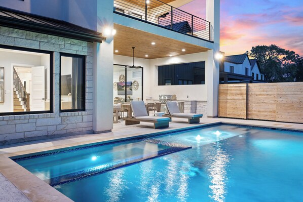 Alberca al aire libre y alberca climatizada