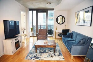 Een smart-tv en een open haard