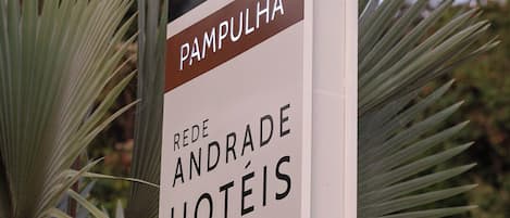 A hotel sign with the name 'Andrade Hotéis' and the number '14920'.