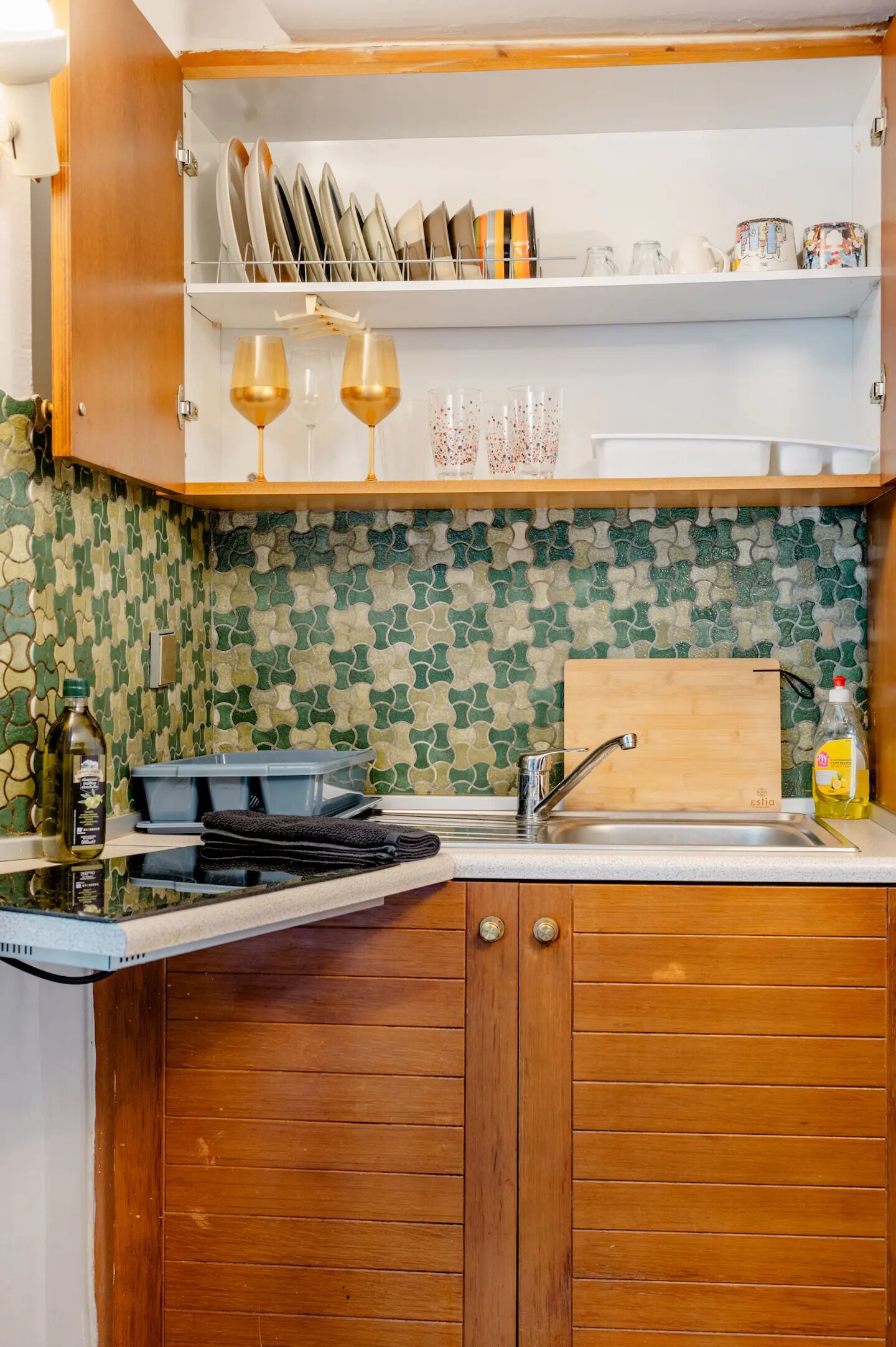 Kylskåp, mikrovågsugn, spishäll och kaffe- och tebryggare