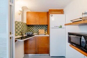 Réfrigérateur, micro-ondes, plaque de cuisson, cafetière/bouilloire