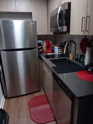 Fridge, microwave, oven, stovetop - Cozy 10th Floor Peachtree Road apt. nestled between Buckhead and Midtown. (Atlanta)