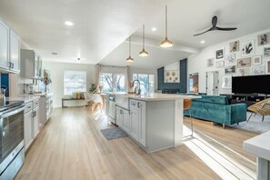 冷蔵庫、電子レンジ、オーブン、コンロ