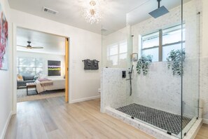 Dusche, Haartrockner, Handtücher, Seife