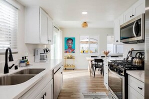 Fridge, microwave, oven, stovetop - All-inclusive Dream; Big Pool, Game Room, King Bed (Indio)