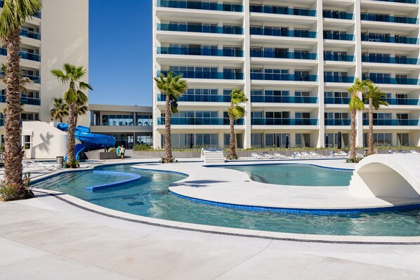 Una piscina al aire libre