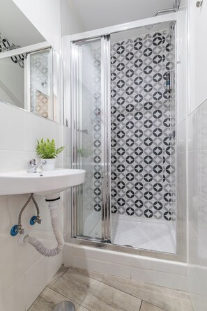 Economy Room (Interior Window) | Bathroom - LooP Las Ventas - Adults Only (Madrid)