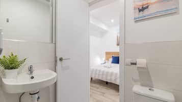 Habitación básica doble, 1 cama matrimonial | Baño | Regadera, secadora de cabello, toallas, papel de baño