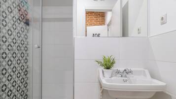 Habitación básica doble, 1 cama doble | Baño | Ducha, secador de pelo, toallas y papel higiénico