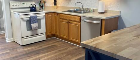 Réfrigérateur, four à micro-ondes, un four, surface de cuisson