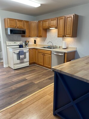 ثلاجة، ميكروويف، فرن، موقد طهي مسطح