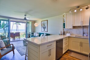 Interior - Oceanfront, Hale Kai O Kihei, incredible sunsets, King bed, AC, remodeled 2023 (Kihei)