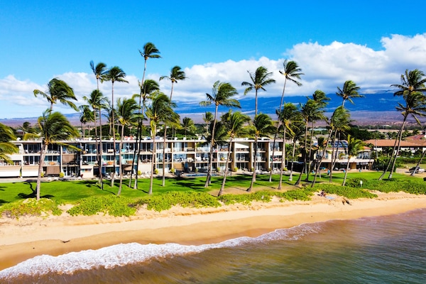 Aan het strand, ligstoelen aan het strand, strandlakens