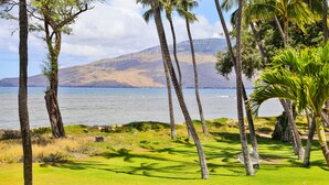 A golf course with a view of the ocean and mountains in the background. - Oceanfront, Hale Kai O Kihei, incredible sunsets, King bed, AC, remodeled 2023 (Kihei)
