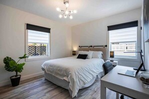 4 chambres, bureau, fer et planche à repasser, lit de bébé portatif