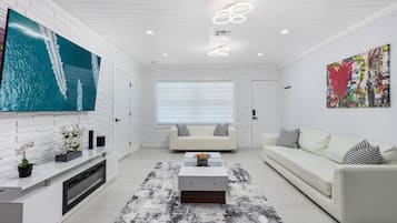 TV connectée, cheminée, jeux vidéo, livres