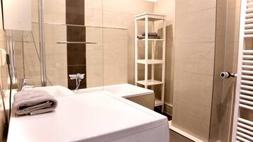 Secadora de cabello, toallas, jabón, papel de baño