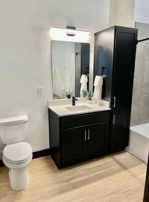 Douche, séchoir à cheveux, serviettes fournies, shampooing