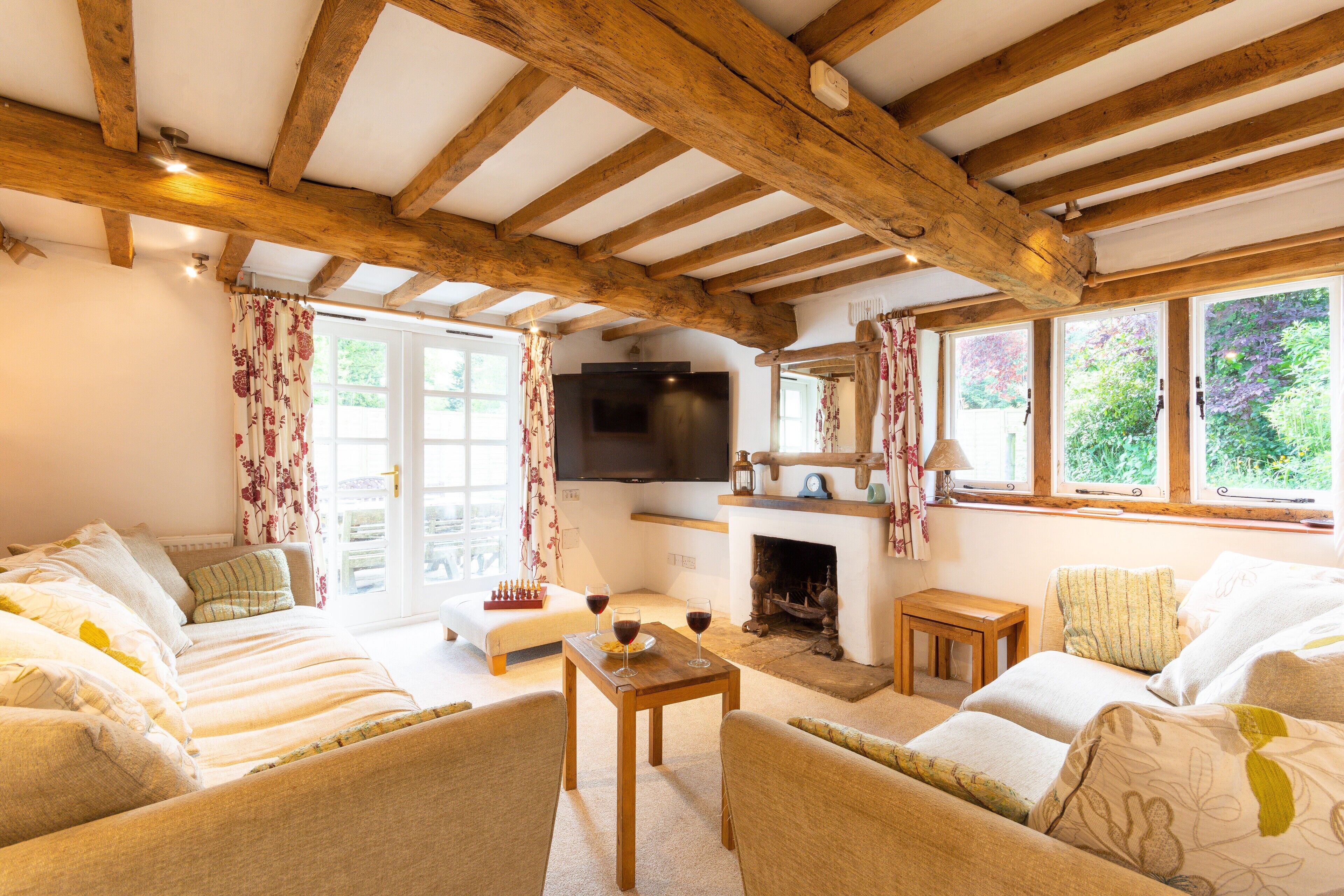 Télévision, cheminée, lecteur de DVD, livres