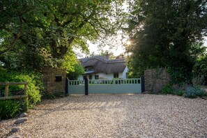 Property grounds - Picture postcard Thatched cottage in the forest (Sway)