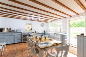 Dining - Picture postcard Thatched cottage in the forest (Sway)