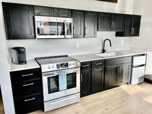 Réfrigérateur, micro-ondes, four, plaque de cuisson