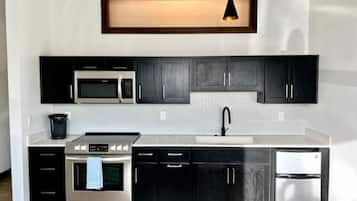 Coffee/tea maker, fridge, microwave, oven