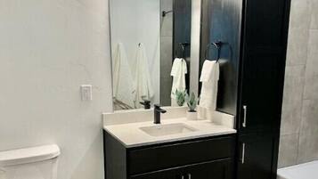 Douche, sĂšche-cheveux, serviettes fournies, savon