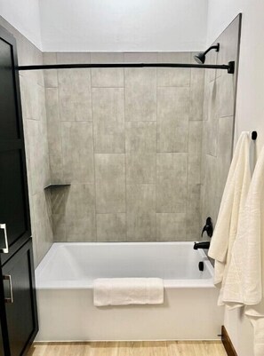 Dusj, håndklær, såpe og sjampo