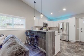 Frigorifero, microonde, forno, piano cottura