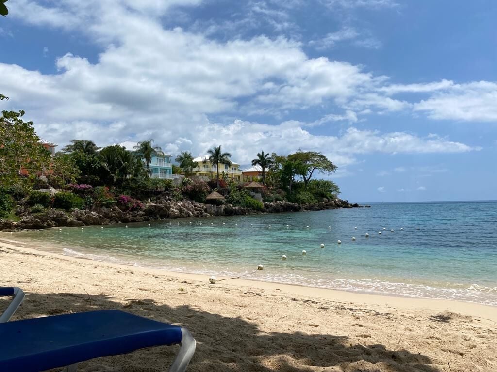 Chaises longues, serviettes de plage