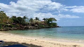 Chaises longues, serviettes de plage