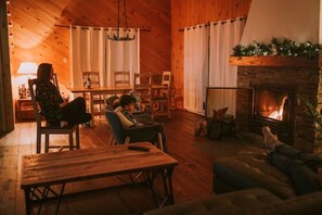 Smart TV, chimenea, libros y estéreo