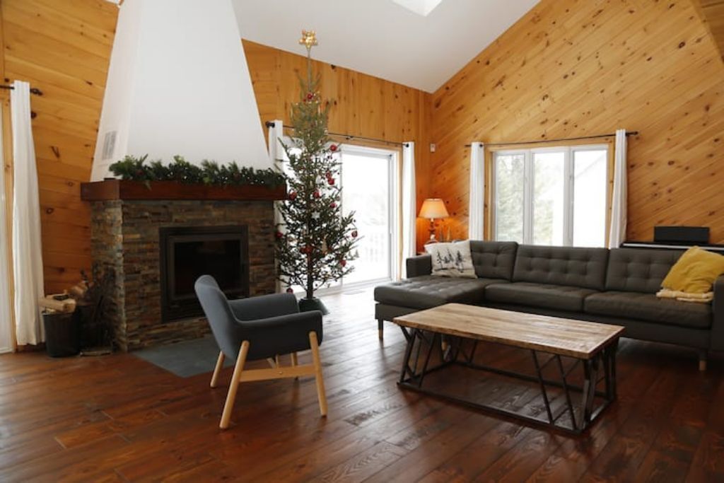 智能电视、壁炉、书、立体声音响