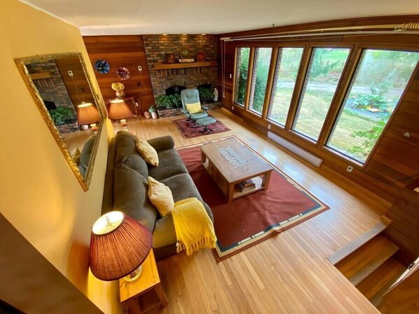 TV, fireplace - Scenic Country Home | Sleeps 10 |Pet friendly, Port Alberni (Alberni-Clayoquot)