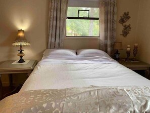 4 bedrooms, iron/ironing board, WiFi, bed sheets - Scenic  Country Home | Sleeps 10 |Pet friendly, Port Alberni (Alberni-Clayoquot)