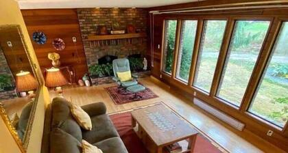 Scenic country home farm, sleeps 10, mountain view, pet friendly, Port Alberni