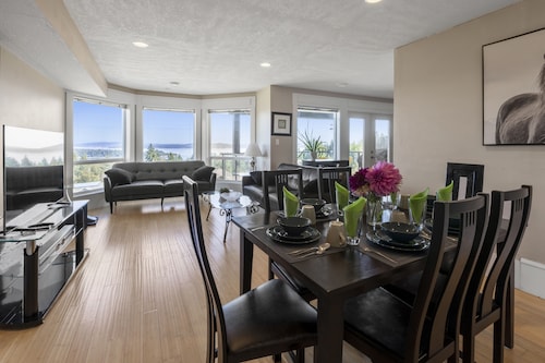 Executive Ocean View  pet friendly Suite  Sleeps 10 guest
