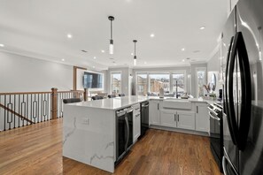 Refrigerador, microondas, horno y parrilla de estufa 