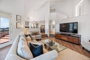 Smart TV, chimenea, videojuegos y futbolito 