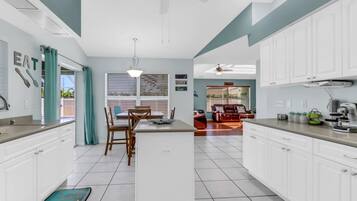 House (1722 SW 38th Ter) | Exterior