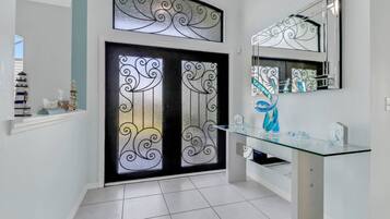 House (1722 SW 38th Ter) | Exterior