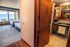 Deluxe Twin Room | Bathroom