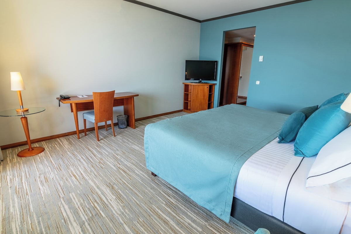 Suite Deluxe | เครื่องนอนระดับพรีเมียม, มินิบาร์, โต๊ะทำงาน, พื้นที่ทำงานแบบใช้แล็ปท็อป