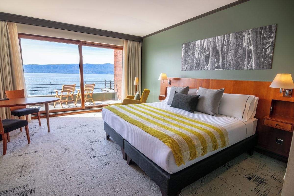Deluxe Room | 1 bedroom, premium bedding, minibar, desk