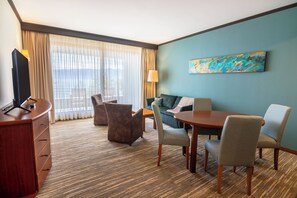 Suite Deluxe | Sala de estar | Televisión LED de 50 pulgadas con canales por cable 