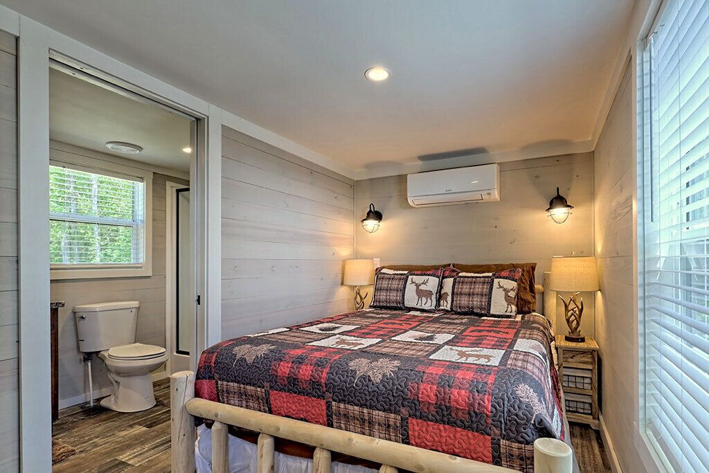 Douche, serviettes fournies, savon, shampooing