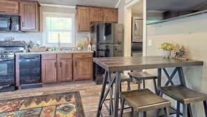 Una cocina con gabinetes de madera, un refrigerador de acero inoxidable y un horno empotrado.