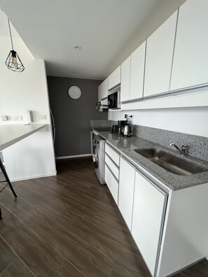 Refrigerador, microondas, horno, lavavajillas