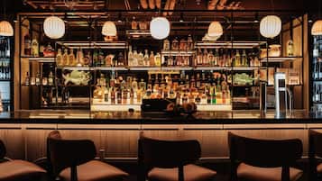 Apartamento, várias camas | Bar (na propriedade)